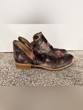 Ateliers "Zale" ankle boots featuring a floral printed velvet upper size 39 EUC